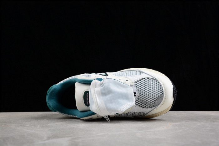 New Balance 2002R 